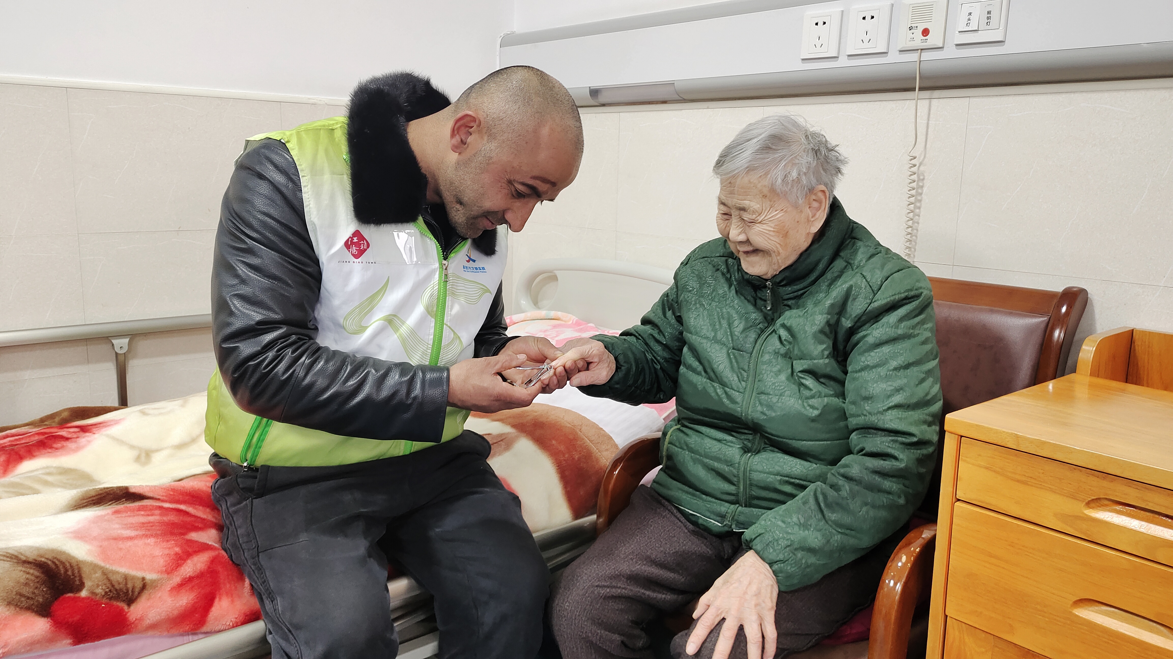 萨拉木·买买为敬老院老人剪指甲.jpg